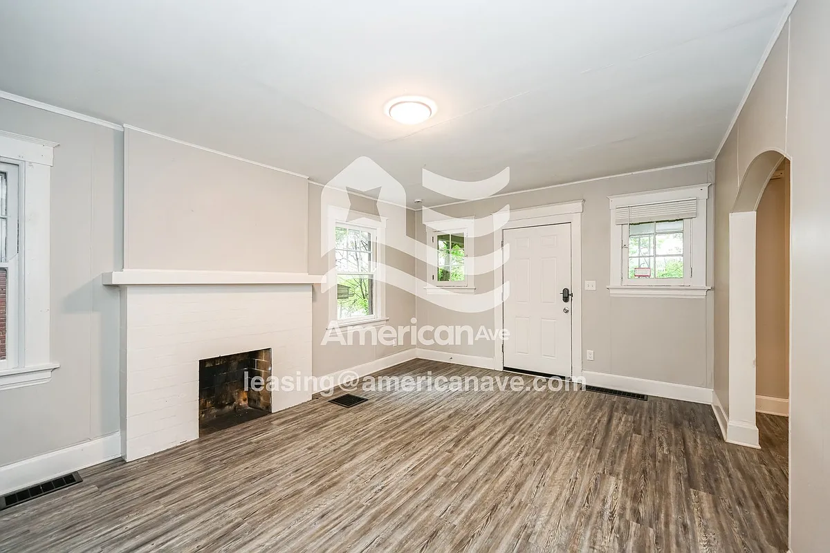 1159796_001_living_room_2.jpg - 7 Madison Ct