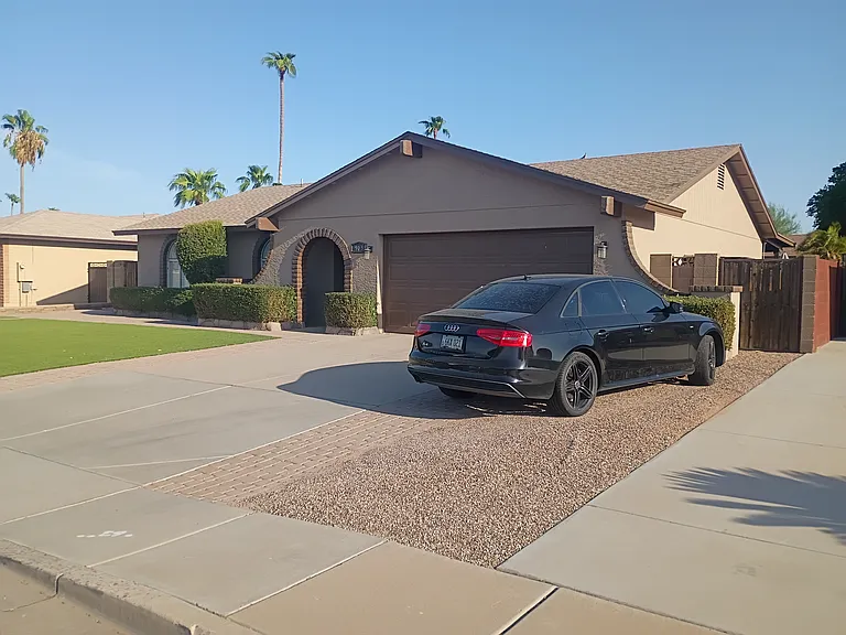 905 W Cheyenne Dr — Photo 2