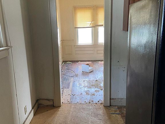 2nd image of 1124 E Columbia St