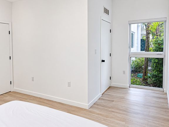 4th image of 542 SW 7th St #110