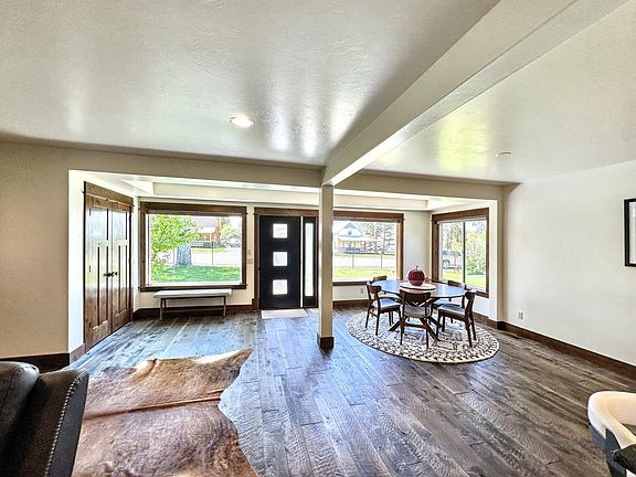Open Floor Plan - Dining area