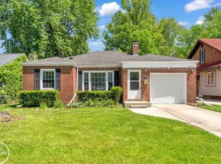2024 Manchester Blvd, Grosse Pointe Woods, MI 48236