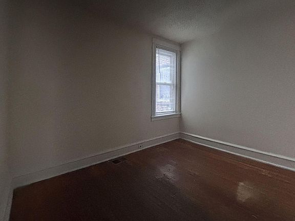 3rd image of 1236 E Price St