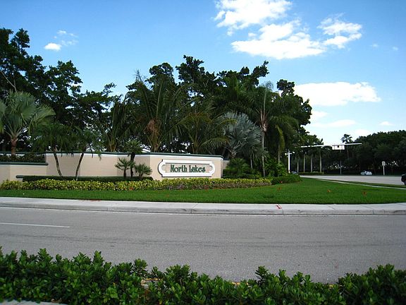 North Lakes entrance