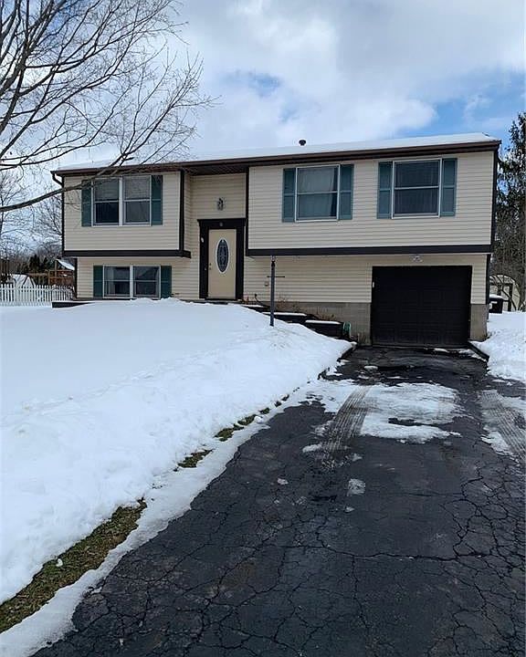 1st image of 16 Greenridge Cres