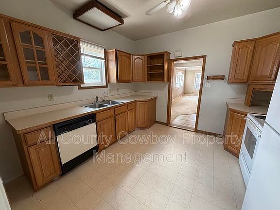 4th image of 661 N 4th St
