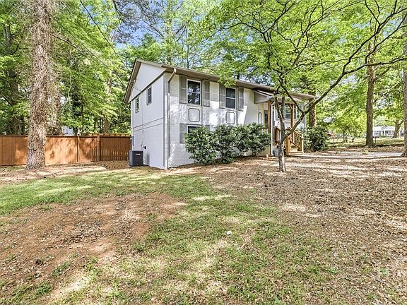 3rd image of 285 Kings Circle