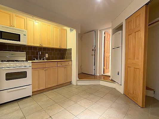 3rd image of 321 E 92nd St APT 2D