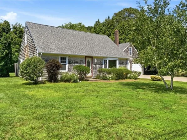 6 Lakewood Dr, Narragansett, RI 02882
