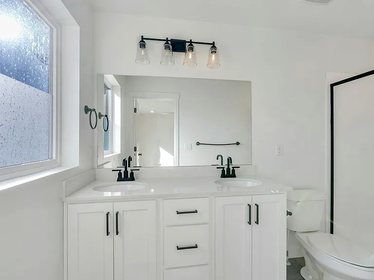 923 S 950 W — Photo 15