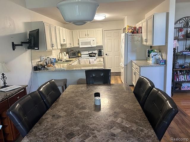 54516 Cambridge Dr #7, photo 2
