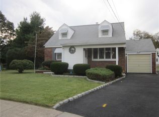 8 Robert Cir, Metuchen, NJ 08840