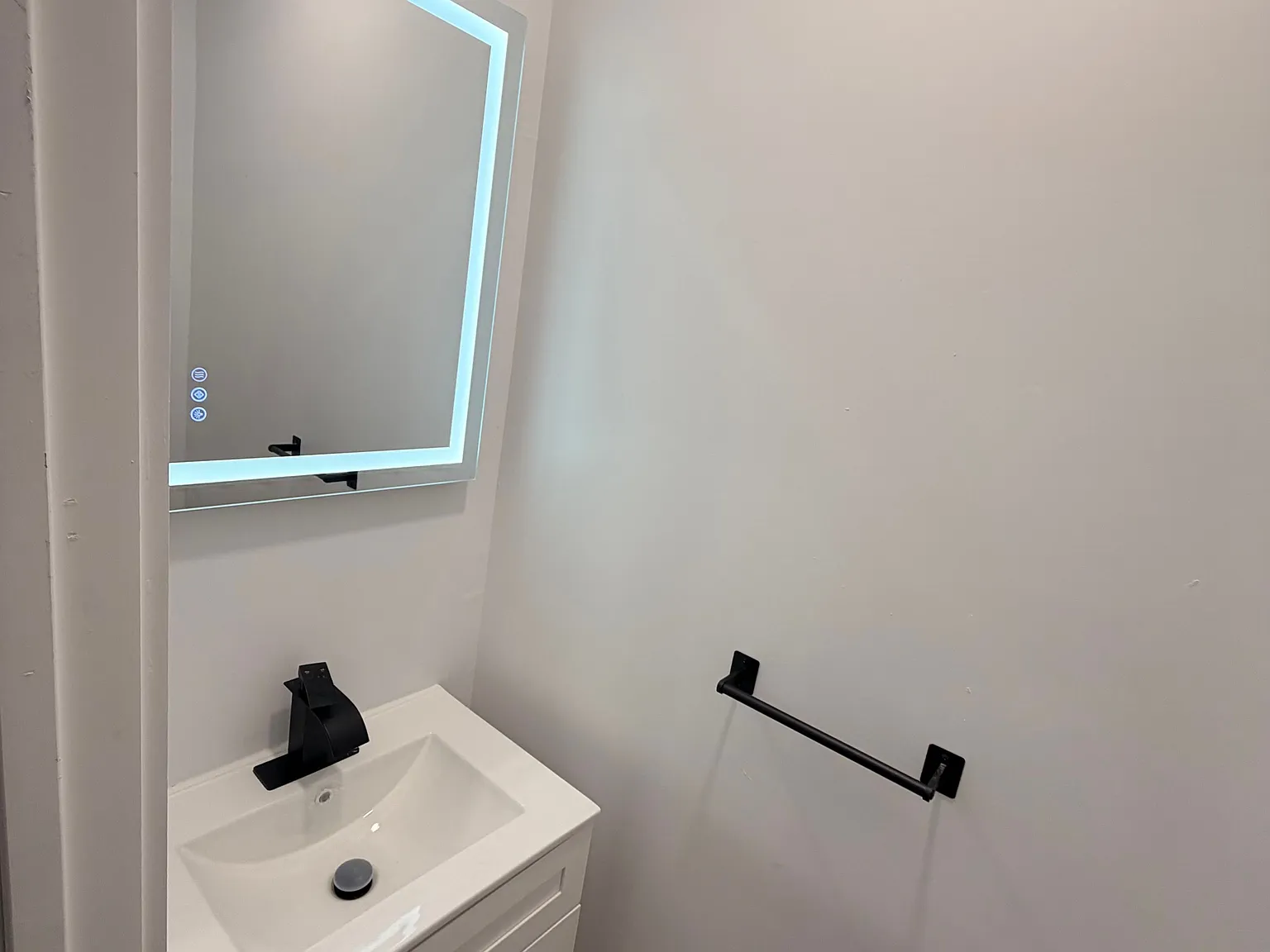 3 bed, 1.5 bath, 730 sqft, $1,900 — Photo 4