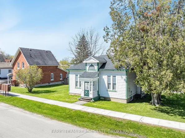 16 Peel St, Penetanguishene, ON L9M 1A6