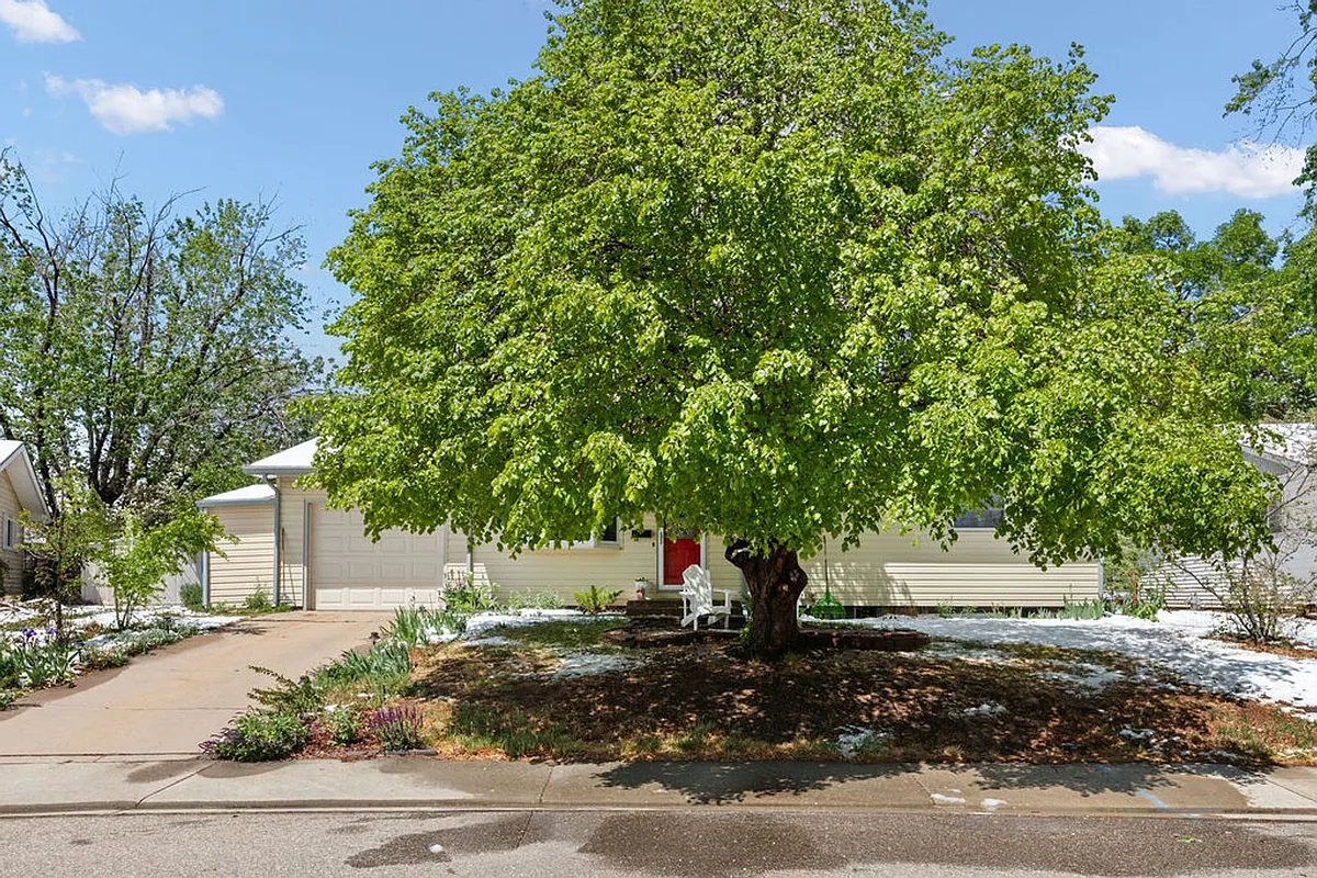 Building Photo - 927 Daphne Dr