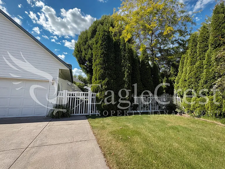 1211 Yellowhawk Way #B — Photo 2