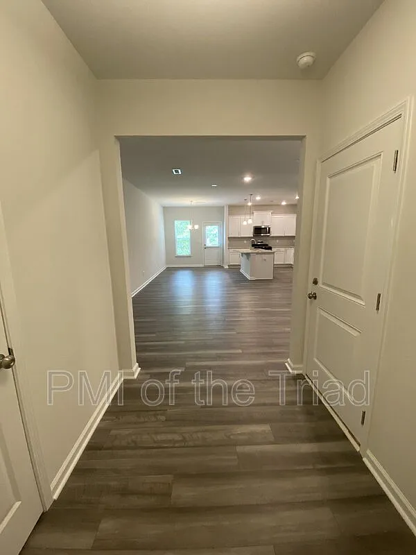3 bed, 2.5 bath, 1558 sqft, $2,000 — Photo 3