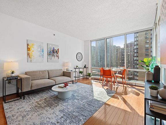 5th image of 20 Newport Pkwy #906