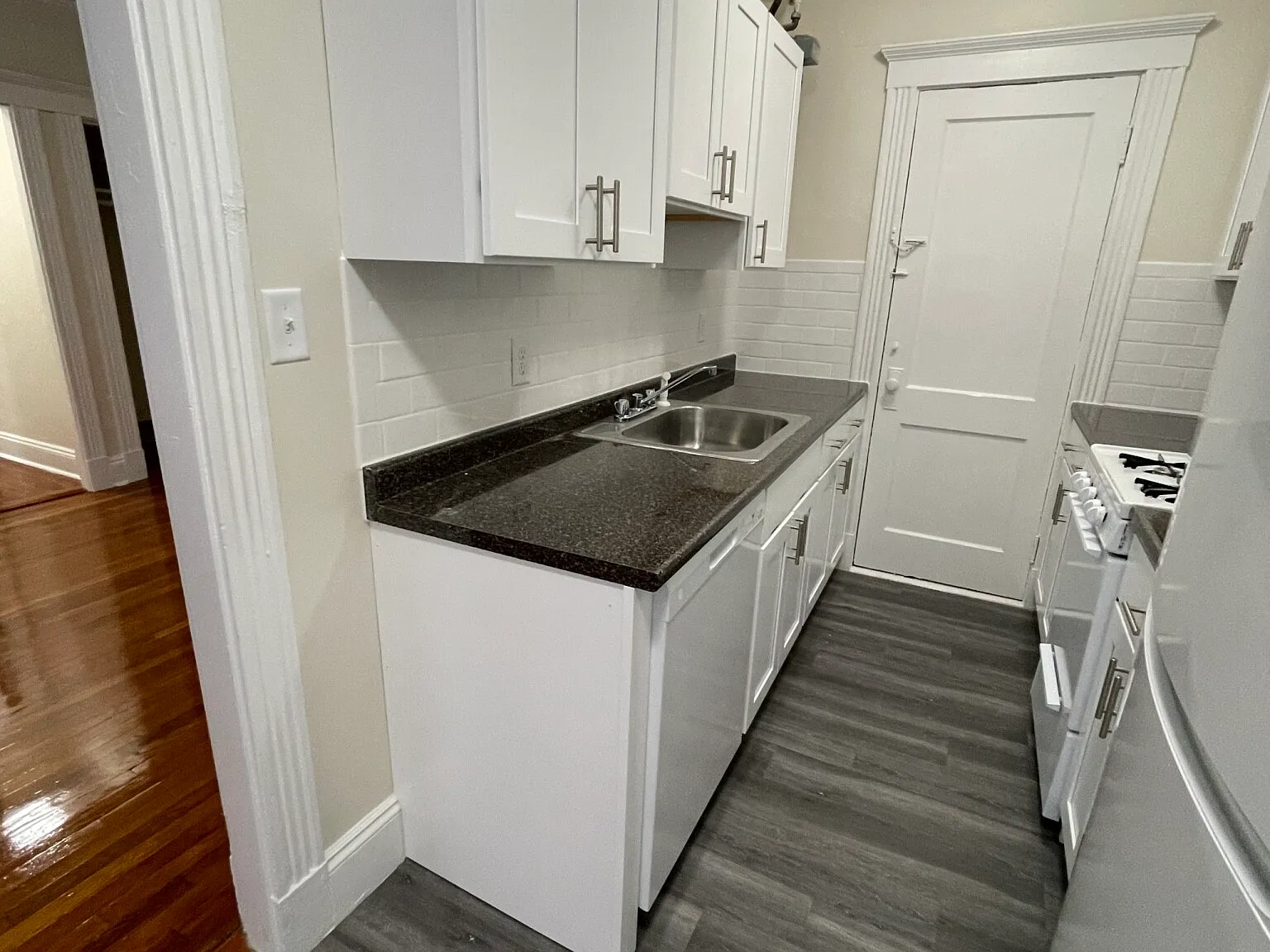 1 bed, 999 sqft, $2,435 — Photo 2