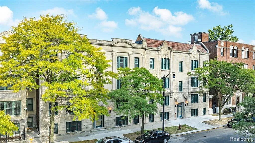 2 bed, 2.0 bath, 905 sqft, $1,525 — Photo 1