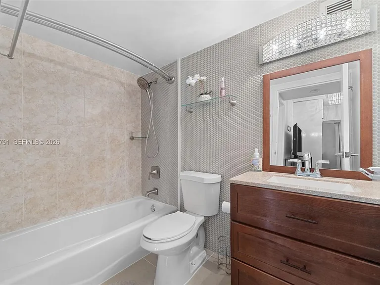 17021 N Bay Rd #425 — Photo 12