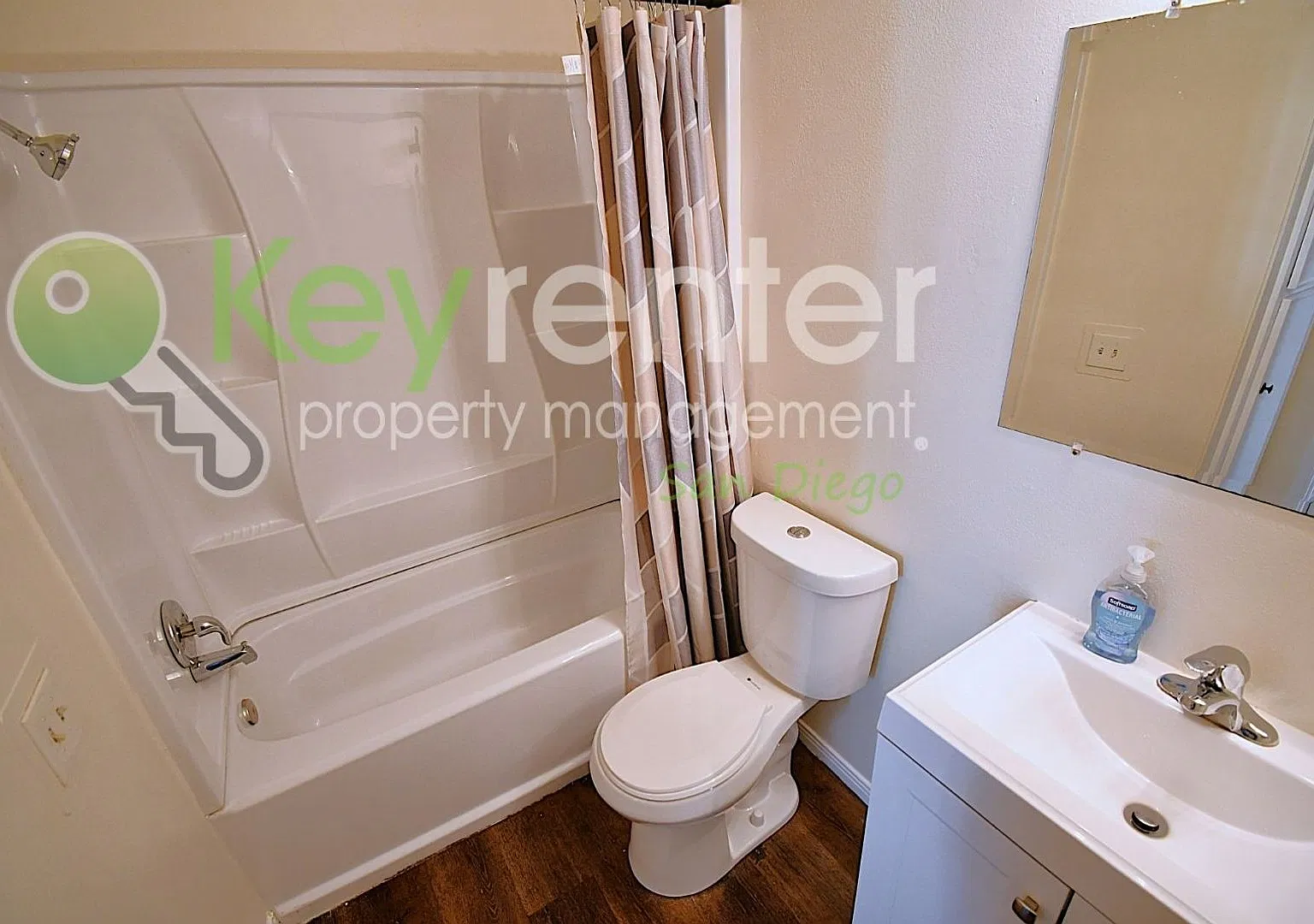 Upstairs unit | Serra Mesa Near Mission Valley | Minutes to I-15, I-805 & I-8 — Photo 3