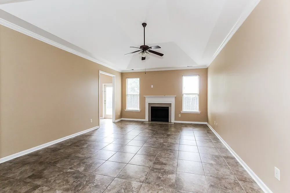 3 bed, 2.0 bath, 1500 sqft, $2,220 — Photo 3
