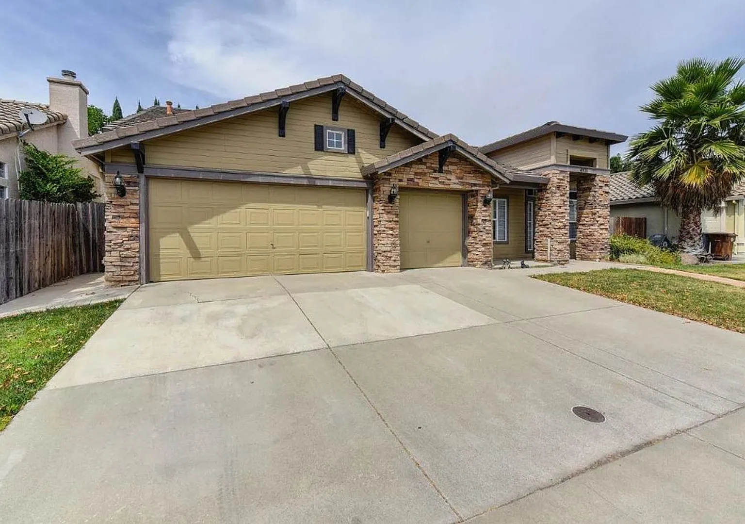 Spectacular 4/2 Elk Grove W/Salt Water Pool! (Please Read Ad For Showing Requirements)! — Photo 2