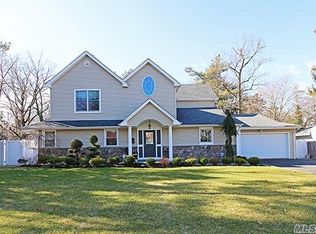 4 Pine Dr N, Roslyn, NY