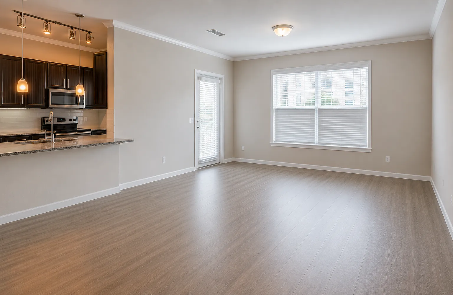 1 bed, 1.0 bath, 726 sqft, $975 — Photo 3