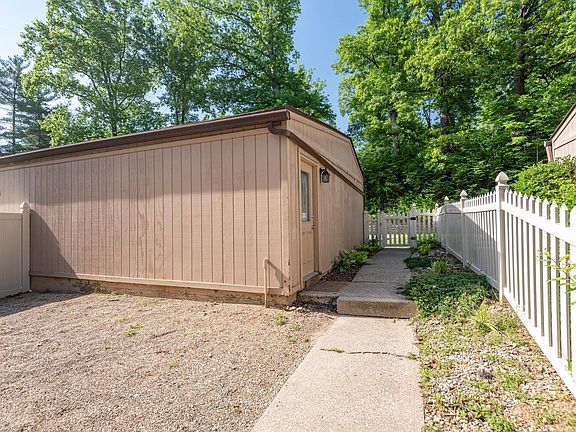 3rd image of 2926 W Winterberry Ct
