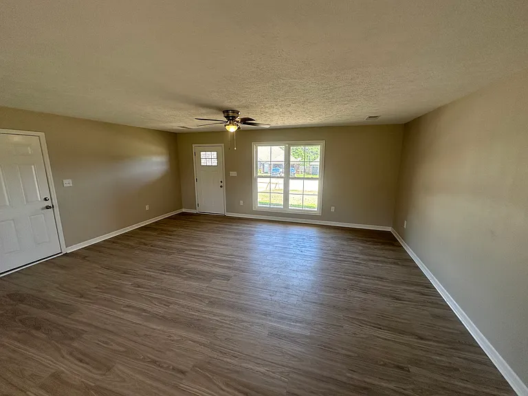 104 Wesley Dr — Photo 6