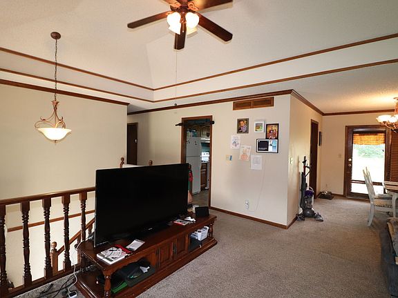 5th image of 211 N Kaw Dr