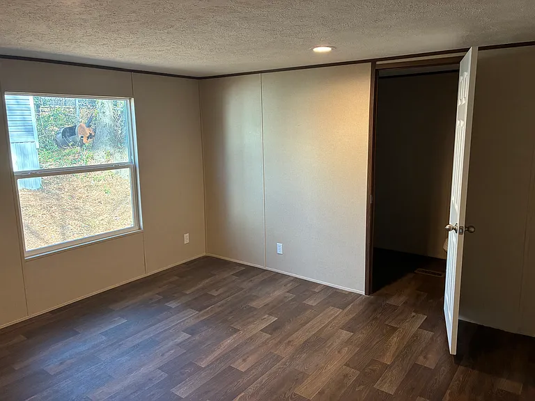 100 Tiffany Dr — Photo 6
