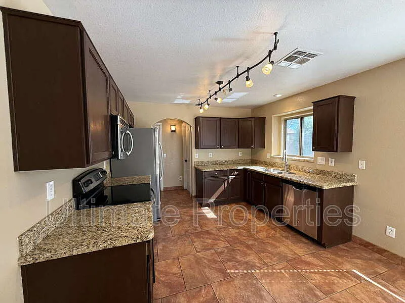 3 bed, 3.0 bath, 1612 sqft, $2,095 — Photo 4