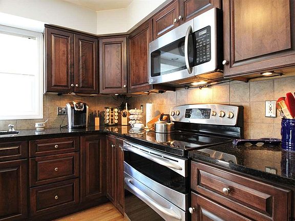 3rd image of 37 Dorsman Dr