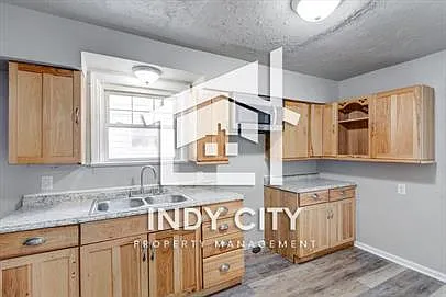 3702 N Oxford St — Photo 8