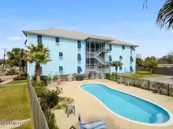 699 Dunbar Ave APT 304, Bay Saint Louis, MS 39520