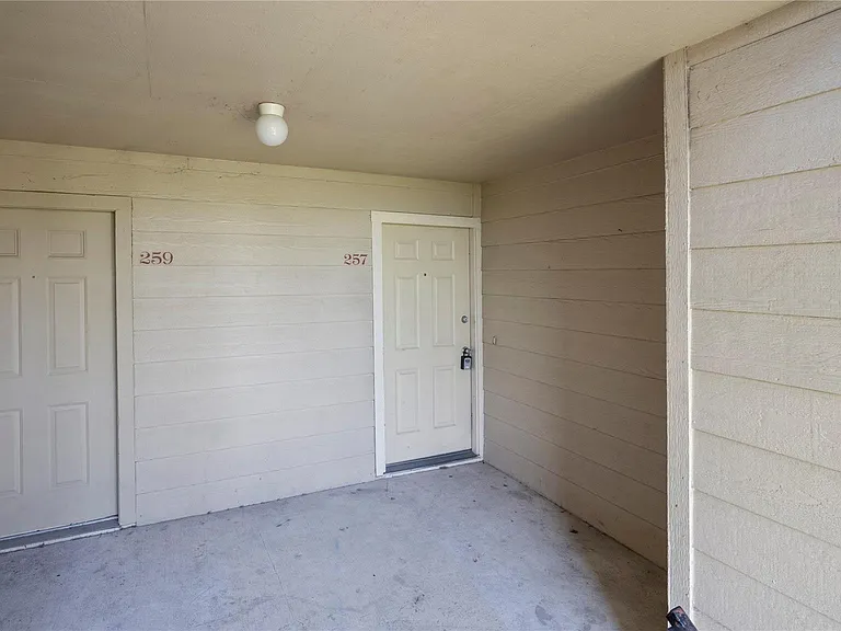 2501 Gulf Fwy — Photo 9