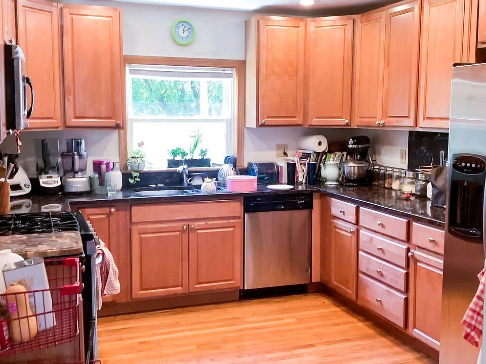 RENOVATED KITCHEN W/ GRANITE COUNTERS & STAINLESS STEEL APPLIANCES
