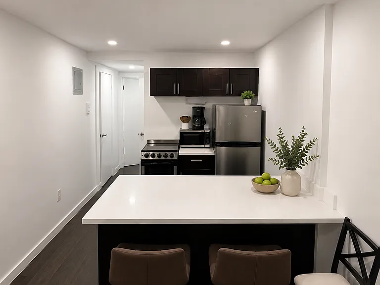 381 1st Ave #3 — Photo 4