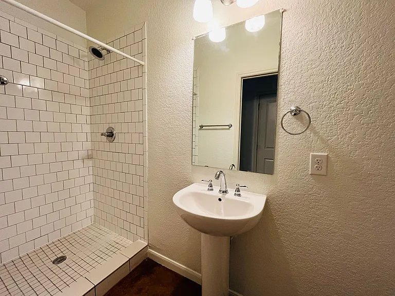 2801 Sandage Ave — Photo 10