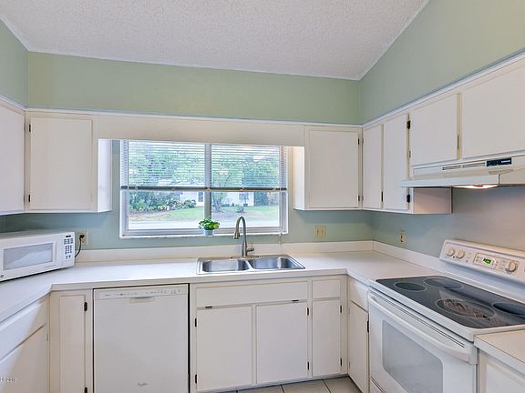 BRIGHT KITCHEN WITH LOTS OF CABINETS