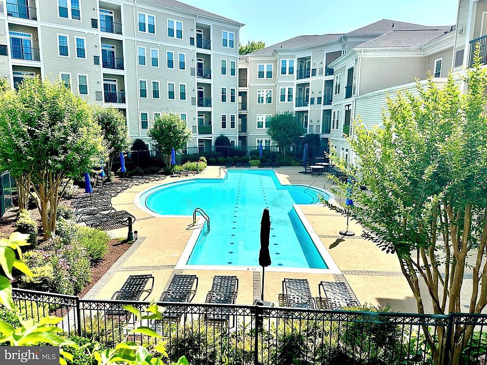 1st image of 2465 Army Navy Dr #310