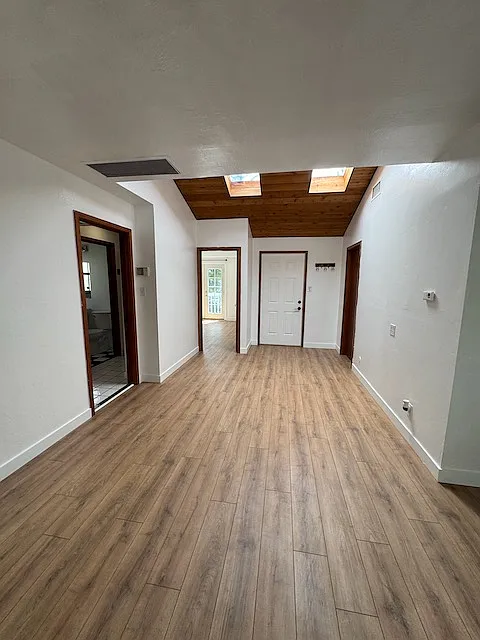 406 N Clementine St — Photo 3