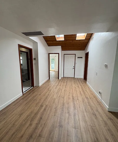 406 N Clementine St — Photo 3