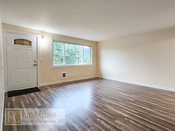 2nd image of 142 NW Bailey Ave APT 1