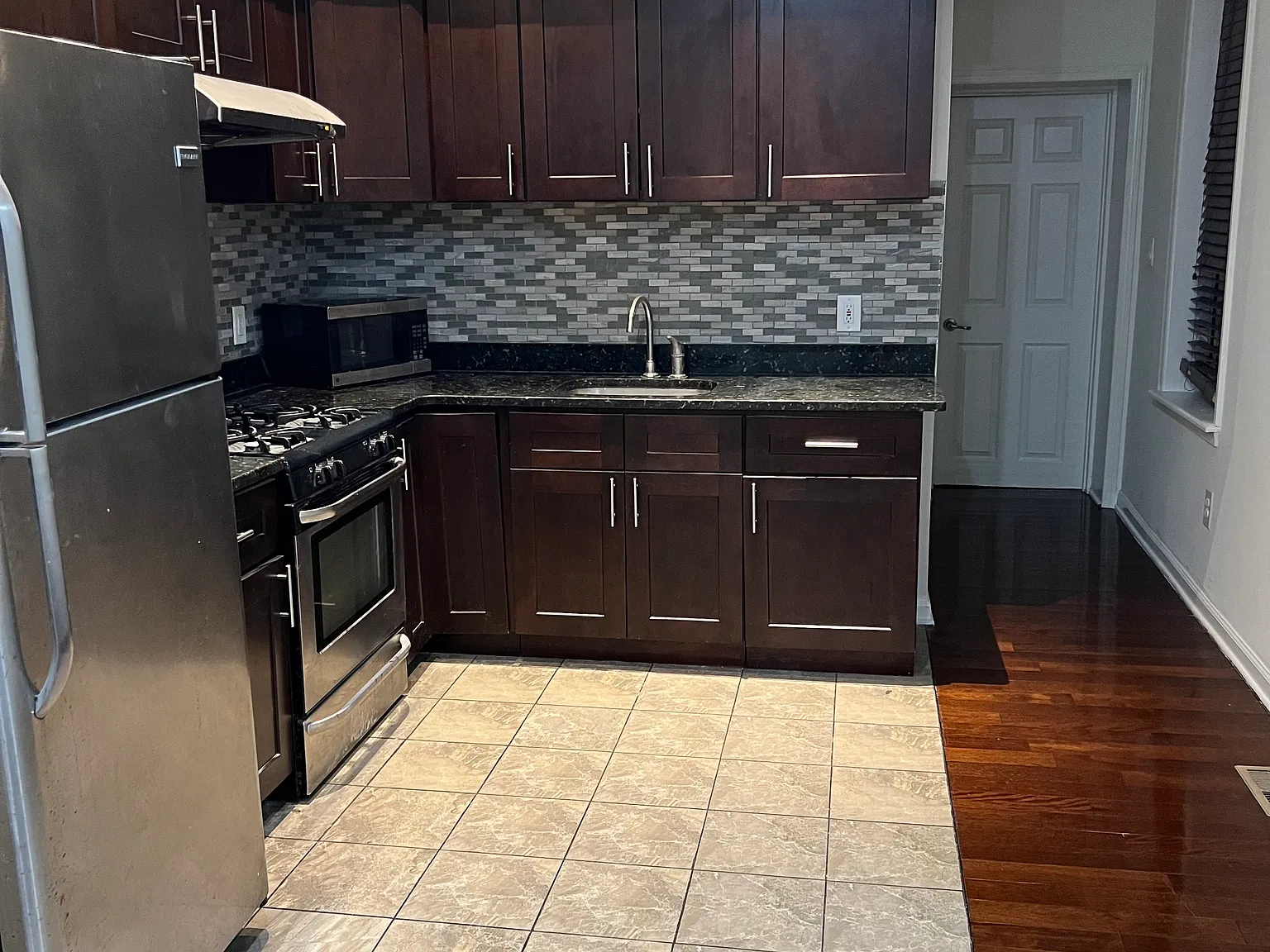 3 bed, 1000 sqft, $2,025 — Photo 2