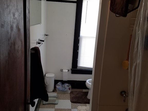 2nd image of 904 Bluemont Ave APT 2