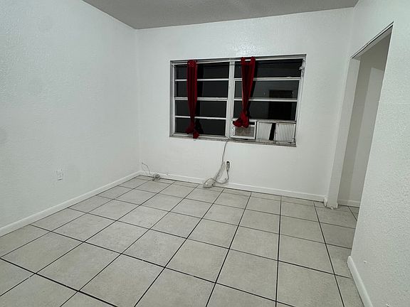 5th image of 527 NW 34th St APT 2